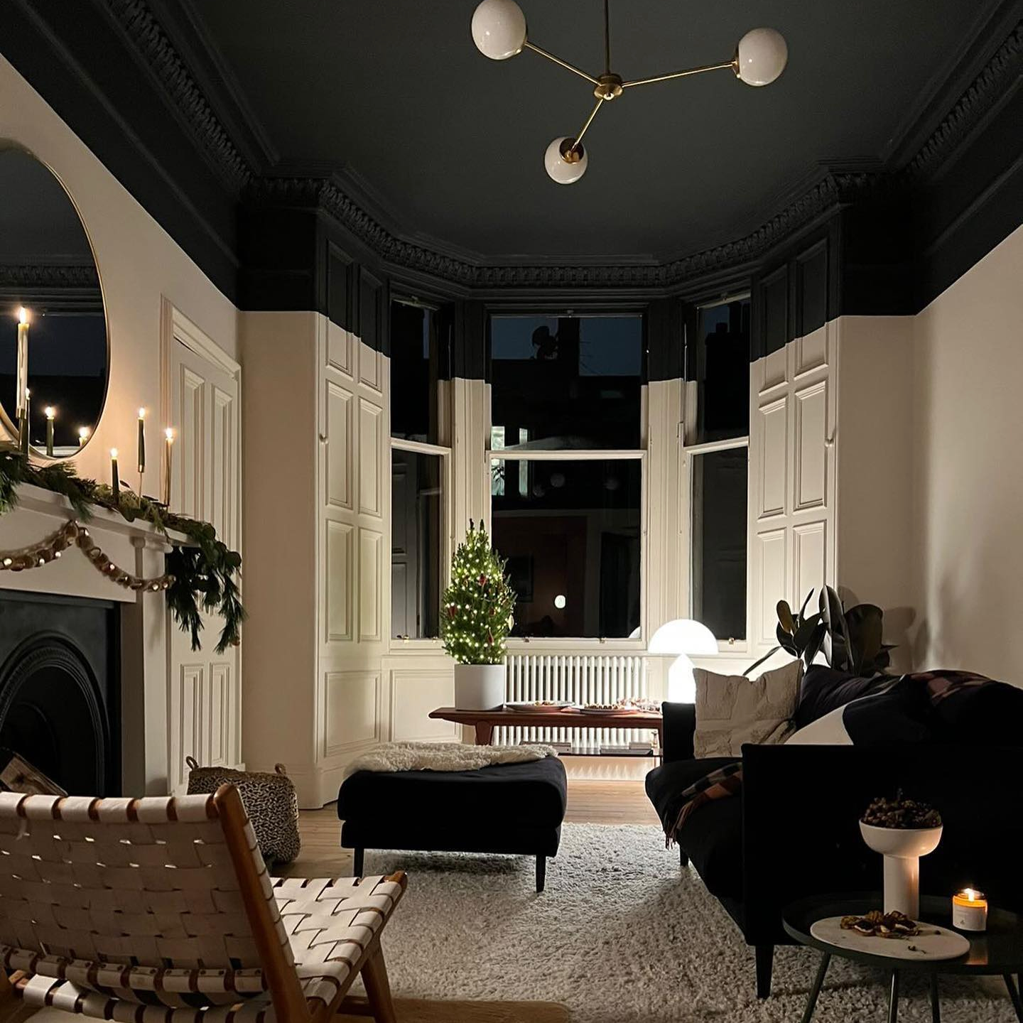 Living room with modern decor and a chandelier in a stylishly staged flat.